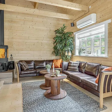 4 Bedroom Amazing In Nexo Hébergement de vacances Vester Somarken