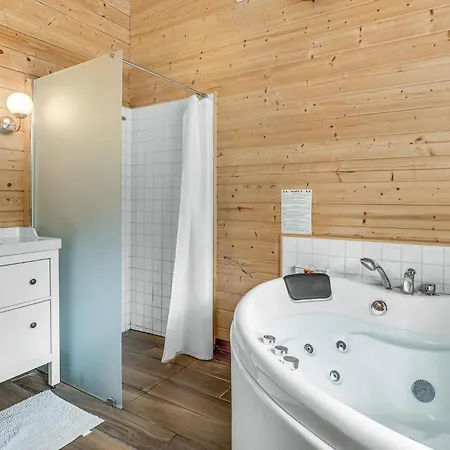 4 Bedroom Amazing In Nexo Hébergement de vacances Vester Somarken